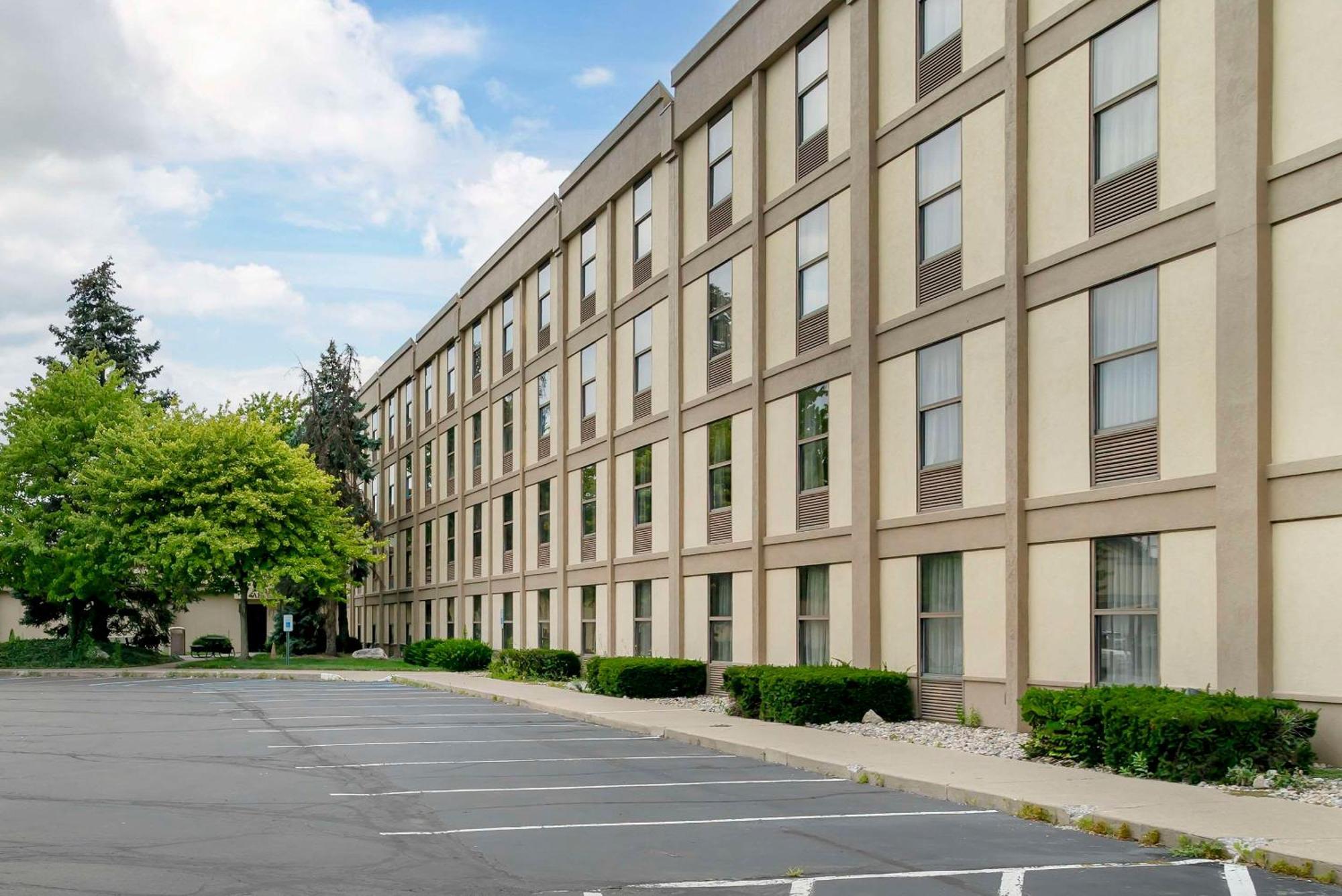 Quality Inn & Suites Monroe Exterior photo