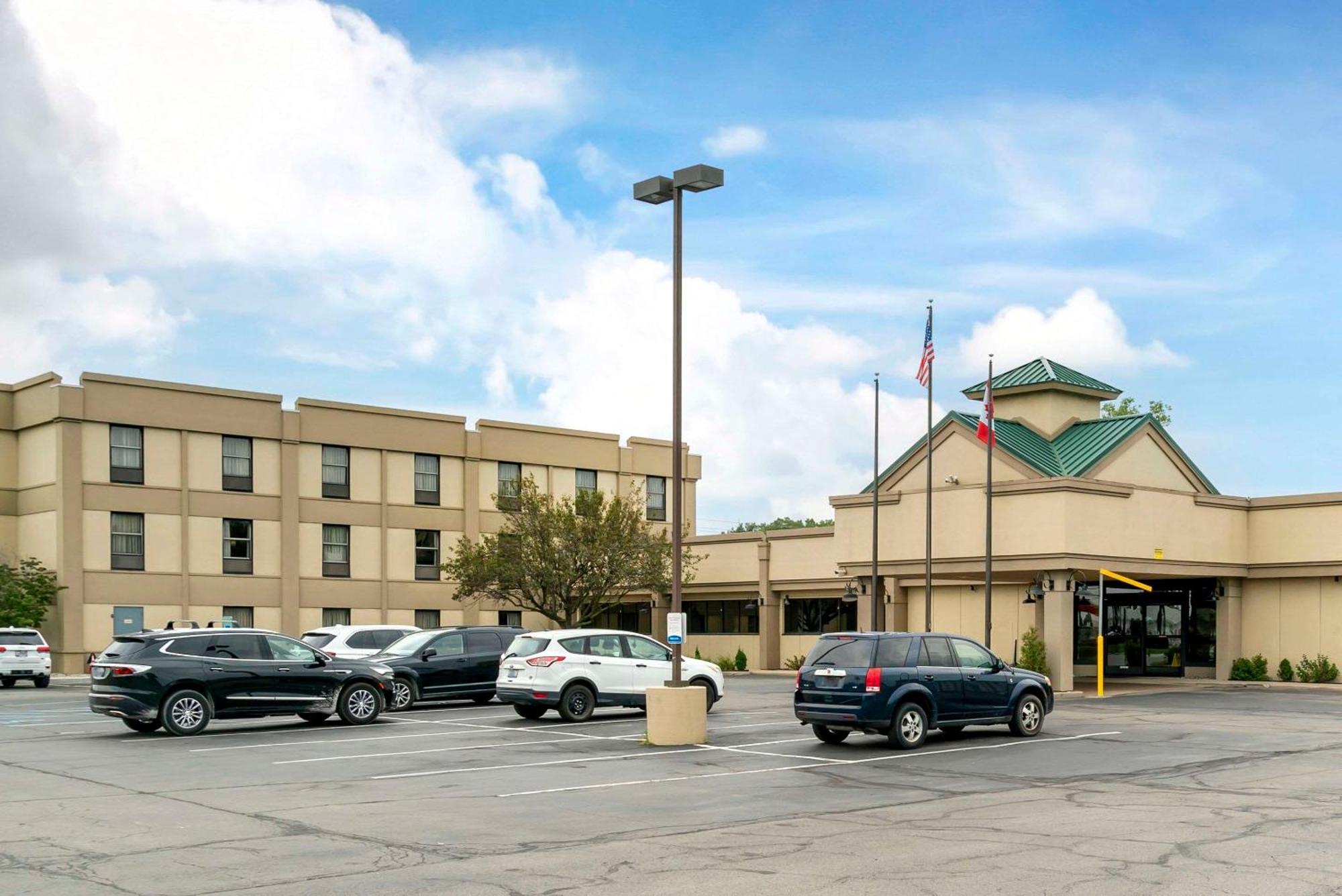 Quality Inn & Suites Monroe Exterior photo